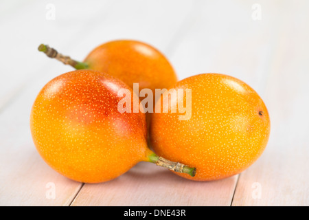 Süße Granadilla oder Grenadia (lat. Passiflora Ligularis), von denen die Samen und die umliegenden saftiges Fruchtfleisch wird gegessen Stockfoto