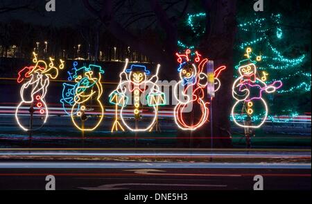 Toronto, Kanada. 23., 2013. Schneemänner Lichter erscheinen während 2013 Winterfestival of Lights in Niagara Falls, Ontario, Kanada, 23. Dezember 2013. Ein Lichter-Winterfestival für Urlaub Feier ist hier vom 9. November 2013 bis 31. Januar 2014 statt. Bildnachweis: Zou Zheng/Xinhua/Alamy Live-Nachrichten Stockfoto