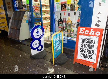 Southend-On-Sea. 24. Dezember 2013. Kaufen Sie in der Nähe von Southend Central Bahnhof nach dem Sturm, Southend Echo tägliche Board Schlagzeile, Weihnachten Sturm Chaos Funken ein. Southend-on-Sea, Essex, England.die stürmisches Wetter Störung verursacht hat, in ganz Großbritannien. Bildnachweis: Graham Whitby Boot/Alamy Live News Stockfoto