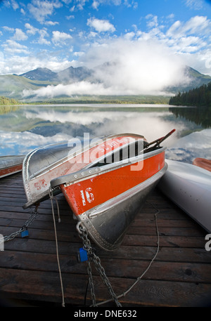 Ruderboote am dock mit Pyramide Gebirgshintergrund, Jasper Nationalpark, Alberta, Kanada. Stockfoto