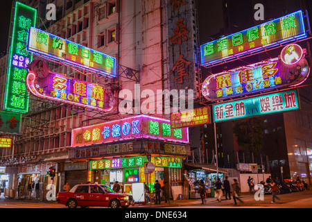 Hong Kong, China-12. Dezember 2013: Straßenszene in Mongkok. Bunte Straße beleuchtet in der Nacht einkaufen. Mongkok ist ein distri Stockfoto