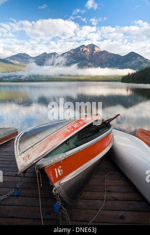 Ruderboote am dock mit Pyramide Gebirgshintergrund, Jasper Nationalpark, Alberta, Kanada. Stockfoto