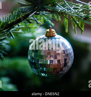 Einzelne Silber gemustert Weihnachtskugel von echten Baum [Quadrat] hängen. Stockfoto