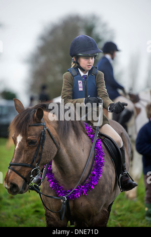 Ein junger Reiter feiert Weihnachten dekorieren ihr Pony mit Lametta bei einem Treffen der Beaufort-Jagd in Didmarton, Glou Stockfoto