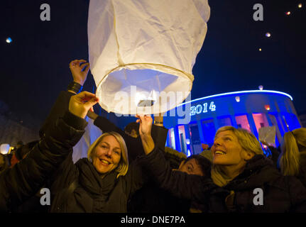 (131224)--ZAGREB, 24. Dezember 2013 (Xinhua) - Menschen fliegen Laternen in den Nachthimmel während der ARTOMAT-Kunst-Festival in der Innenstadt von Zagreb, Kroatien, 23. Dezember 2013. Menschen freigegeben Laternen tragen ihre Hoffnungen und Wünsche in einem traditionellen Weihnachts-Event organisiert von kroatischen Konzeptkünstler Kresimir Tadija Kapulica. (Xinhua/Miso-Lisanin) (yt) Stockfoto