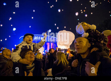 (131224)--ZAGREB, 24. Dezember 2013 (Xinhua) - Menschen fliegen Laternen in den Nachthimmel während der ARTOMAT-Kunst-Festival in der Innenstadt von Zagreb, Kroatien, 23. Dezember 2013. Menschen freigegeben Laternen tragen ihre Hoffnungen und Wünsche in einem traditionellen Weihnachts-Event organisiert von kroatischen Konzeptkünstler Kresimir Tadija Kapulica. (Xinhua/Miso-Lisanin) (yt) Stockfoto