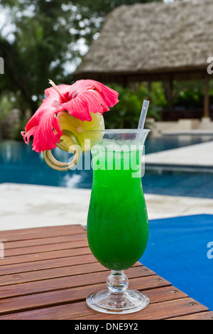 frische tropische Saft cocktail serviert am Pool in Belize Stockfoto