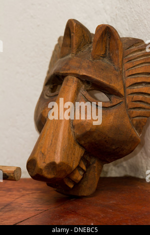 handgemachte traditionelle Maya-Masken auf einem Regal in Belize Stockfoto