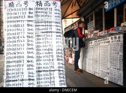 Peking, China. 16. Dezember 2013. Neue, verfügbare Handy-Nummern werden zu unterschiedlichen Preisen, basierend auf dem "Glück" der Zahlen und deren Kombinationen an einem Kiosk am 16. Dezember 2013 in Peking verkauft. Im Gegensatz zu westlichen Telekommunikationsunternehmen Chinas Telekommunikationsbranche darf Handynummern von so niedrig wie $10 bis mehr als $1.000, oder sogar noch höher - verkaufen basierend auf wie "Glück" die Zahlen in der chinesischen Numerologie sind. Stephen Shaver/ZUMAPRESS.com/Alamy © Live-Nachrichten Stockfoto