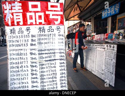 Peking, China. 16. Dezember 2013. Neue, verfügbare Handy-Nummern werden zu unterschiedlichen Preisen, basierend auf dem "Glück" der Zahlen und deren Kombinationen an einem Kiosk am 16. Dezember 2013 in Peking verkauft. Im Gegensatz zu westlichen Telekommunikationsunternehmen Chinas Telekommunikationsbranche darf Handynummern von so niedrig wie $10 bis mehr als $1.000, oder sogar noch höher - verkaufen basierend auf wie "Glück" die Zahlen in der chinesischen Numerologie sind. Stephen Shaver/ZUMAPRESS.com/Alamy © Live-Nachrichten Stockfoto