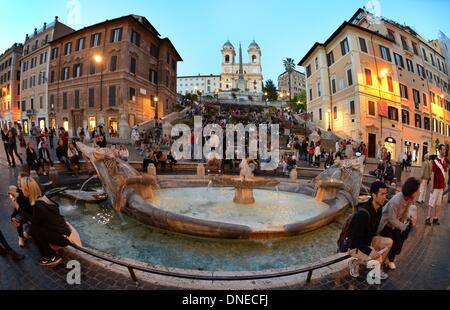 Rom, Italien. 12. Mai 2013. Die Barcaccia Brunnen (Fontana della Barcaccia) vor der spanischen Treppe führt auf die Kirche Santa Trinita dei Monti in Rom, Italien, 12. Mai 2013. Foto: Waltraud Grubitzsch - Live News WIRE SERVICE/Dpa/Alamy Stockfoto