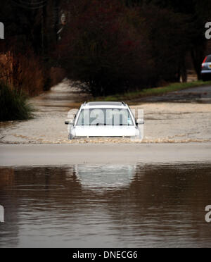 Ein Auto fährt durch überflutete Straßen rund um das Dorf Barcombe in der Nähe von Lewes Sussex UK Stockfoto