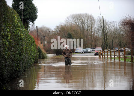 Bewohner zu waten, durch überflutete Straßen rund um das Dorf von Barcombe und Barcombe Mills in der Nähe von Lewes Sussex UK Stockfoto