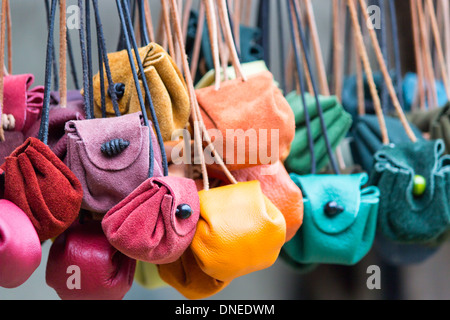 Farbiges Leder Geldsäcke hängen am Schnürsenkel Stockfoto