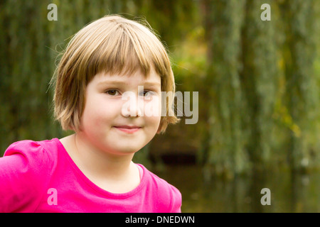 Porträt eines jungen holländischen Mädchens in der Natur Stockfoto