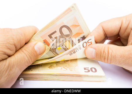 Zwei Hände, die einen Haufen von Euro-Banknoten zählen Stockfoto