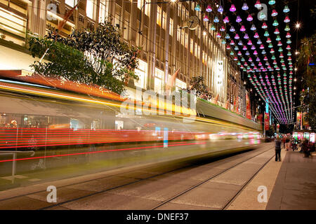 Melbourne, Victoria, Australien. 23. Dezember 2013. Weihnachtsschmuck in Burke Street Mall, Melbourne, Victoria, Australien. Bildnachweis: Tom Griffiths/ZUMAPRESS.com/Alamy Live-Nachrichten Stockfoto