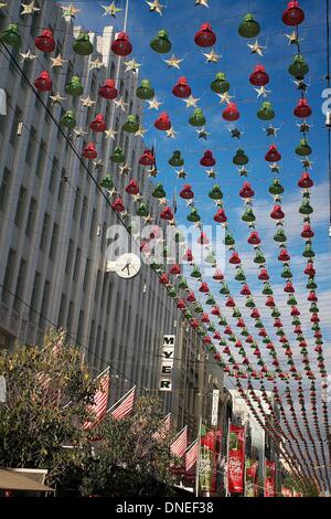 Melbourne, Victoria, Australien. 23. Dezember 2013. Weihnachtsschmuck in Burke Street Mall, Melbourne, Victoria, Australien. Bildnachweis: Tom Griffiths/ZUMAPRESS.com/Alamy Live-Nachrichten Stockfoto