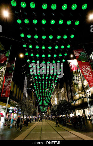 Melbourne, Victoria, Australien. 23. Dezember 2013. Weihnachtsschmuck in Burke Street Mall, Melbourne, Victoria, Australien. Bildnachweis: Tom Griffiths/ZUMAPRESS.com/Alamy Live-Nachrichten Stockfoto