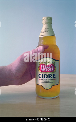 Kaukasischen Mann Hand hält eine Flasche Stella Artois Cidre-Modell veröffentlicht Stockfoto