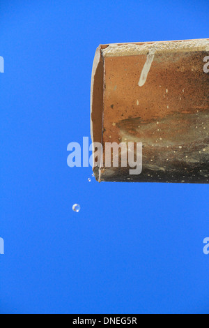 Wassertropfen aus Rohr Stockfoto