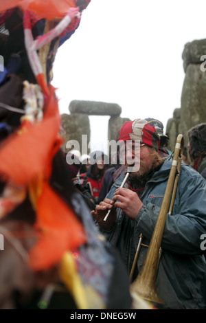 Winter-Sonnenwende feiern bei Sonnenaufgang bei Stonehenge UNESCO World Heritage Site, England, UK Stockfoto