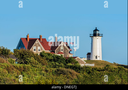 Weitwinkel anzeigen Nobska Point Lighthouse Dorf von Woods Hole, Stadt von Falmouth, Cape Cod, Massachusetts, USA, im Herbst. Stockfoto