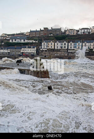 Heiligabend Wintersturm mit großen See und starkem Wind Teig Porthleven, Cornwall Alamy/Bob Sharples Stockfoto