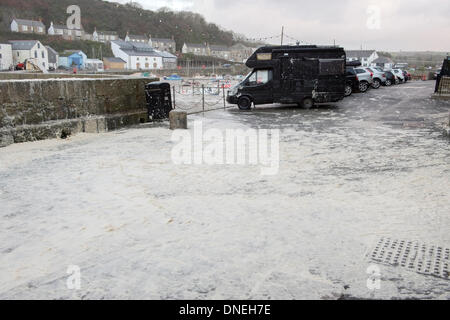 Heiligabend Wintersturm mit großen See und starkem Wind Teig Porthleven, Cornwall Alamy/Bob Sharples Stockfoto