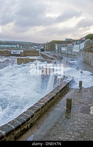 Heiligabend Wintersturm mit großen See und starkem Wind Teig Porthleven, Cornwall Alamy/Bob Sharples Stockfoto