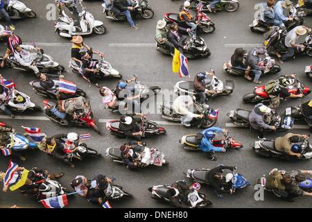 Bangkok, Thailand. 22. Dezember 2013. Motorcicles mit Anti-Regierungs-Demonstranten parade durch die Straßen von Bangkok auf einer Kundgebung am Dezember 22.Photo: Thomas De Cian/NurPhoto © Thomas De Cian/NurPhoto/ZUMAPRESS.com/Alamy Live-Nachrichten Stockfoto