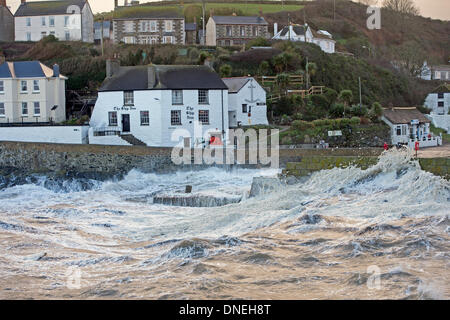 Heiligabend Wintersturm mit großen See und starkem Wind Teig Porthleven, Cornwall Alamy/Bob Sharples Stockfoto