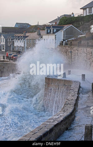 Heiligabend Wintersturm mit großen See und starkem Wind Teig Porthleven, Cornwall Alamy/Bob Sharples Stockfoto