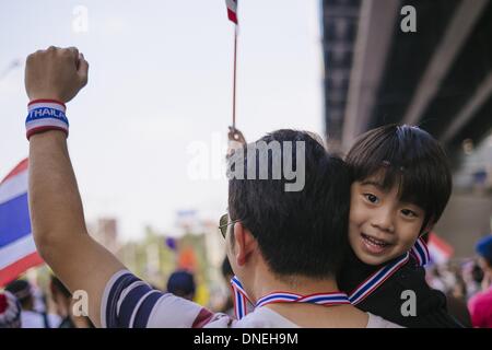 Bangkok, Thailand. 22. Dezember 2013. Ein sehr junger '' Demonstrant '' mit seinem Vater bei einer jüngsten Anti-Regierungs-Demonstration in der thailändischen Hauptstadt Bangkok.Photo: Thomas De Cian/NurPhoto © Thomas De Cian/NurPhoto/ZUMAPRESS.com/Alamy Live-Nachrichten Stockfoto