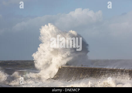 Aberystwyth, Wales, UK. 24. Dezember 2013. Wellen pummel der Wellenbrecher und der Promenade in Aberystwyth am Heiligabend, komplett ausblenden Navigation Leuchtturm Blick. Orkanartigen Winden verursachen sehr rauher See bei Hochwasser am Mittag an der Mitte Wales Coast. Bildnachweis: atgof.co/Alamy Live News Stockfoto