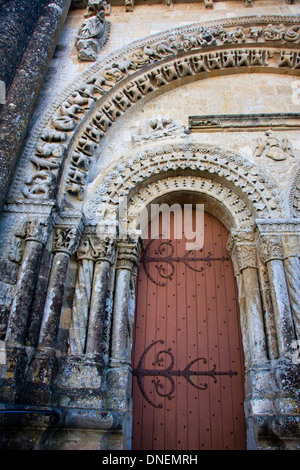 Tür und 11. Jahrhundert Schnitzereien an der Kirche in Vouvant, Vendée, Frankreich Stockfoto