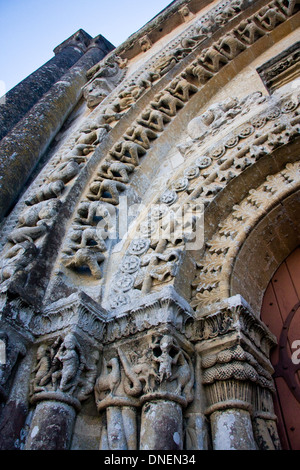 Tür und 11. Jahrhundert Schnitzereien an der Kirche in Vouvant, Vendée, Frankreich Stockfoto