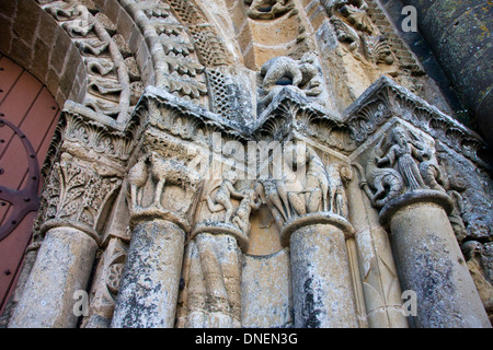 Tür und 11. Jahrhundert Schnitzereien an der Kirche in Vouvant, Vendée, Frankreich Stockfoto