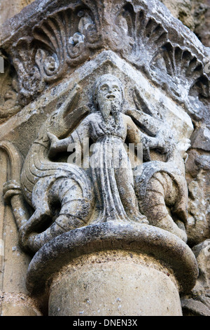 Tür und 11. Jahrhundert Schnitzereien an der Kirche in Vouvant, Vendée, Frankreich Stockfoto