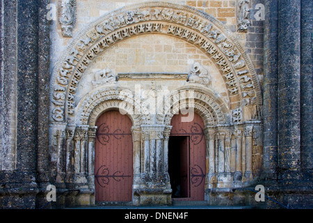 Tür und 11. Jahrhundert Schnitzereien an der Kirche in Vouvant, Vendée, Frankreich Stockfoto