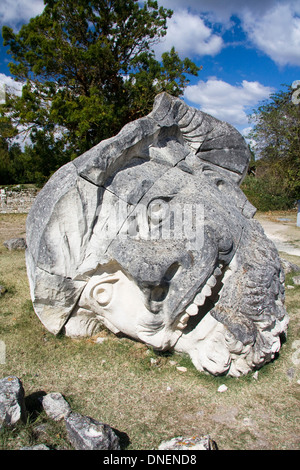 Skulptur geschnitzt im Jahr 2000, Darstellung von Geoffrey la Grand'Dent in der Abtei von Saint-Pierre von Maillezais, Vendée, Frankreich Stockfoto