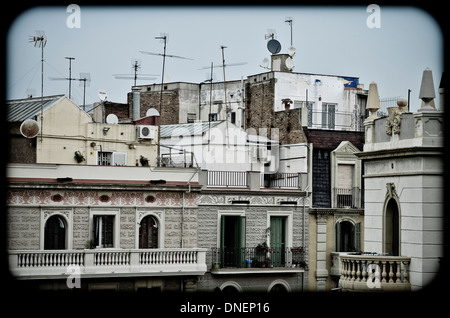 TV-Antennen auf dem Dach. Barcelona, Katalonien, Spanien. Stockfoto