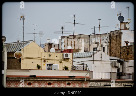 TV-Antennen auf dem Dach. Barcelona, Katalonien, Spanien. Stockfoto