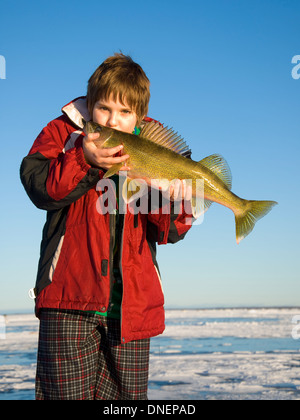 Fischer, küssen eine große Zander Stockfoto