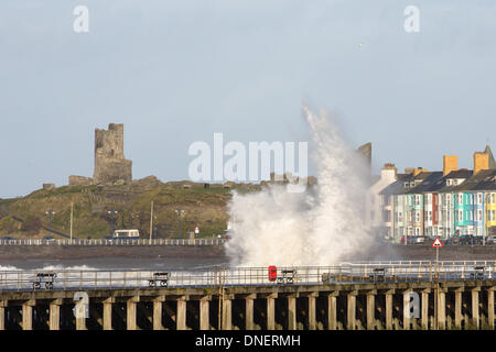 Aberystwyth, Wales, UK. 24. Dez. 2013.High Flut Mittag. Auf der Mitte Wales Küste verursachen orkanartigen Winden sehr rauer See an den hohen Gezeiten. Wellen zu verprügeln die Promenade am Weihnachtsabend, nach Tagen sehr stürmischen Bedingungen Credit: atgof.co/Alamy Live News Stockfoto