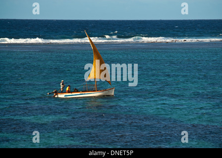 Einheimische Fischer, die kleinen Segelboot im Riff, Mauritius Stockfoto