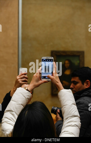 Personen, die Fotos vor der Mona Lisa Gemälde von Leonardo da Vinci, Louvre-Museum, Paris, Frankreich Stockfoto