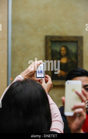 Personen, die Fotos vor der Mona Lisa Gemälde von Leonardo da Vinci, Louvre-Museum, Paris, Frankreich Stockfoto