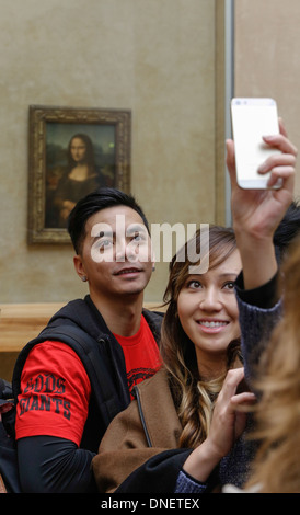 Menschen nehmen Selfie Fotos vor der Mona Lisa Gemälde von Leonardo da Vinci, Louvre-Museum, Paris, Frankreich Stockfoto