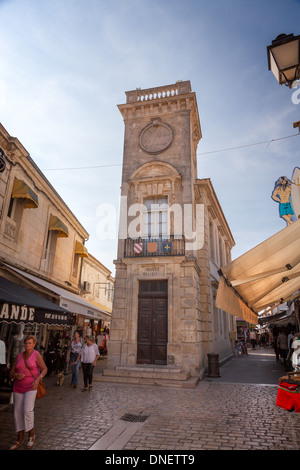 Saintes-Maries-de-la-Mer, Camargue, Frankreich, Europa. Street View von einem typischen Tower-Gebäude in der Stadt. Stockfoto